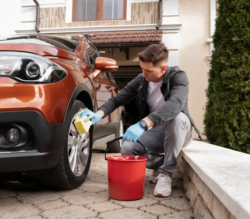 Lavage auto à domicile La Thuile : professionnel intervenant sur un véhicule